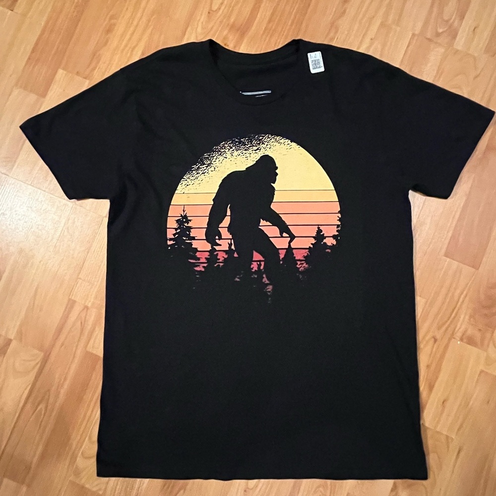 🔥Retro Bigfoot Believer Silhouette Sasquatch Hide And Seek Black T- Sz L-NWT.